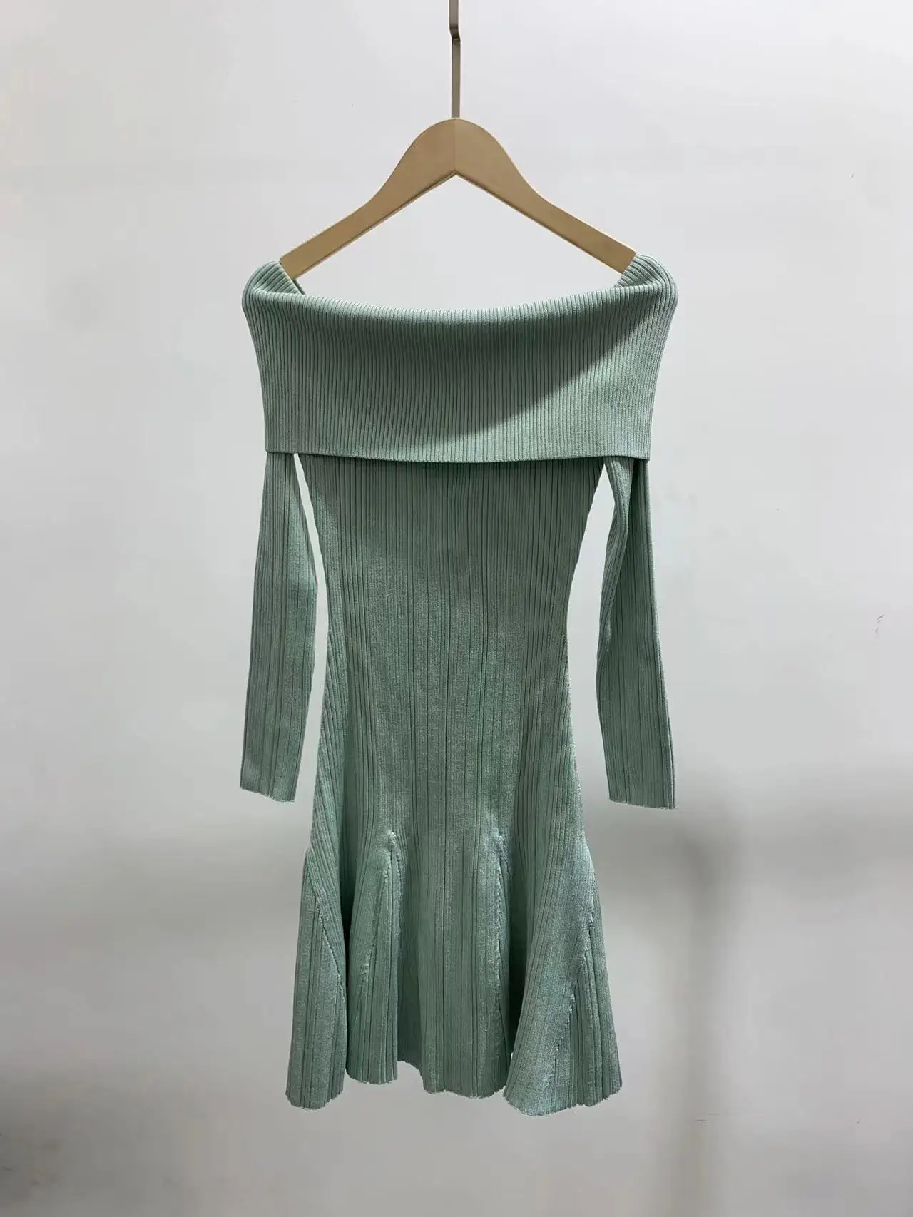 

Женское трикотажное мини-платье, однотонное Короткое облегающее платье-трапеция с воротником-лодочкой и длинным рукавом, лето 2023