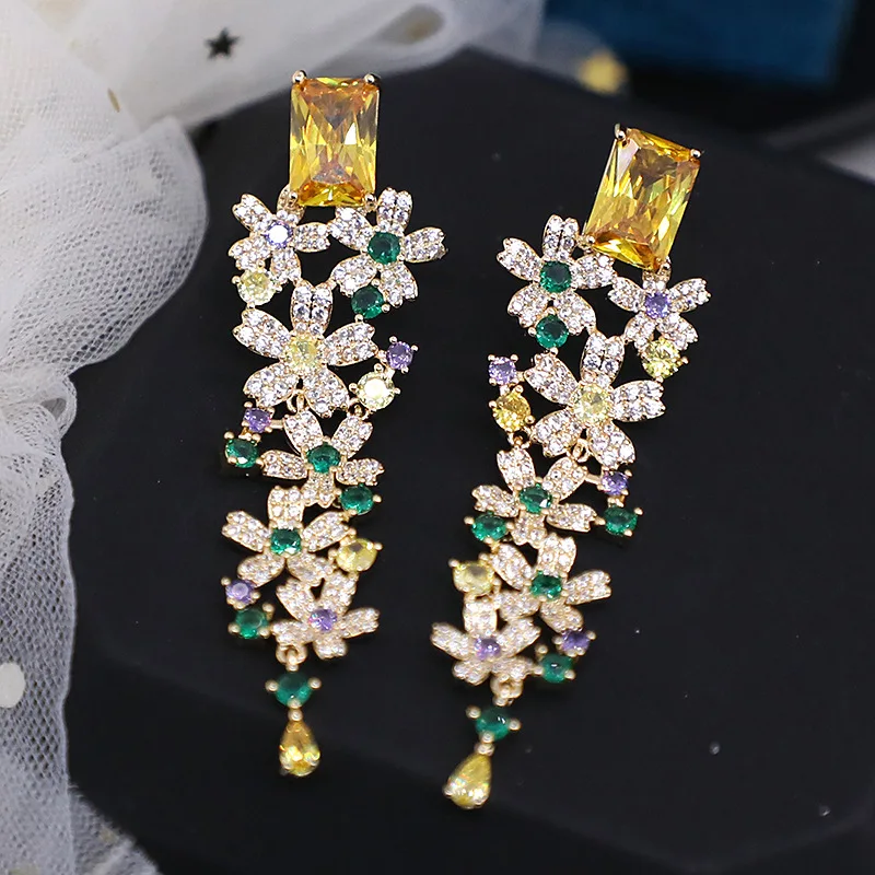 Женская длинная серьга-гвоздик с фианитом