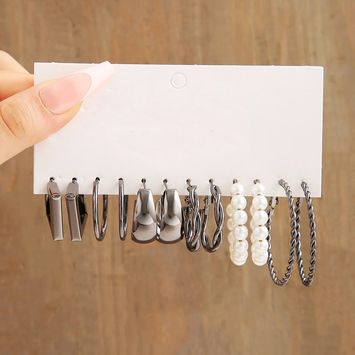 Рисунок 4 - Набор серег в винтажном стиле для женщин и девушек