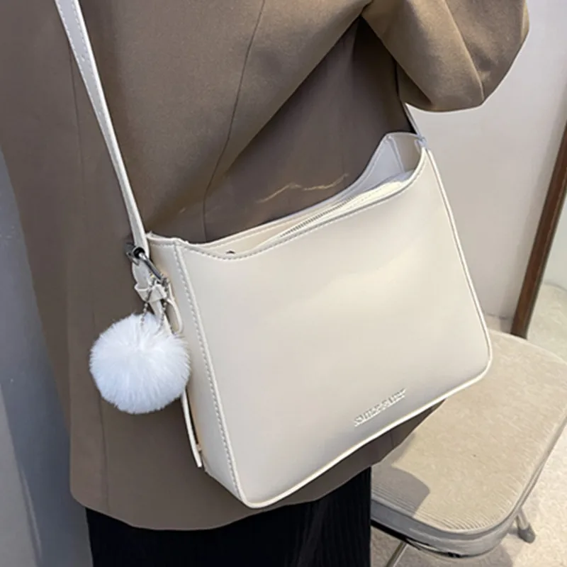 

Женская брендовая дизайнерская сумка-мессенджер, качественная мягкая кожаная сумка на плечо, Сумка с подвеской-шариком для волос, женская н...