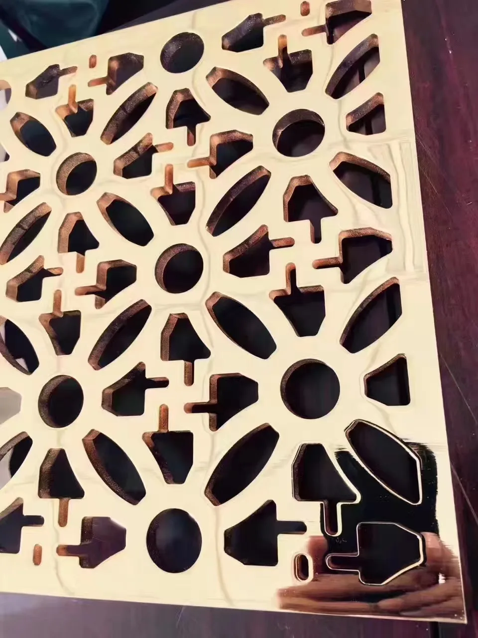 

Stainless steel screen partition light luxury rose metal modern laser hollow lattice new Chinese aluminum relief flower customiz