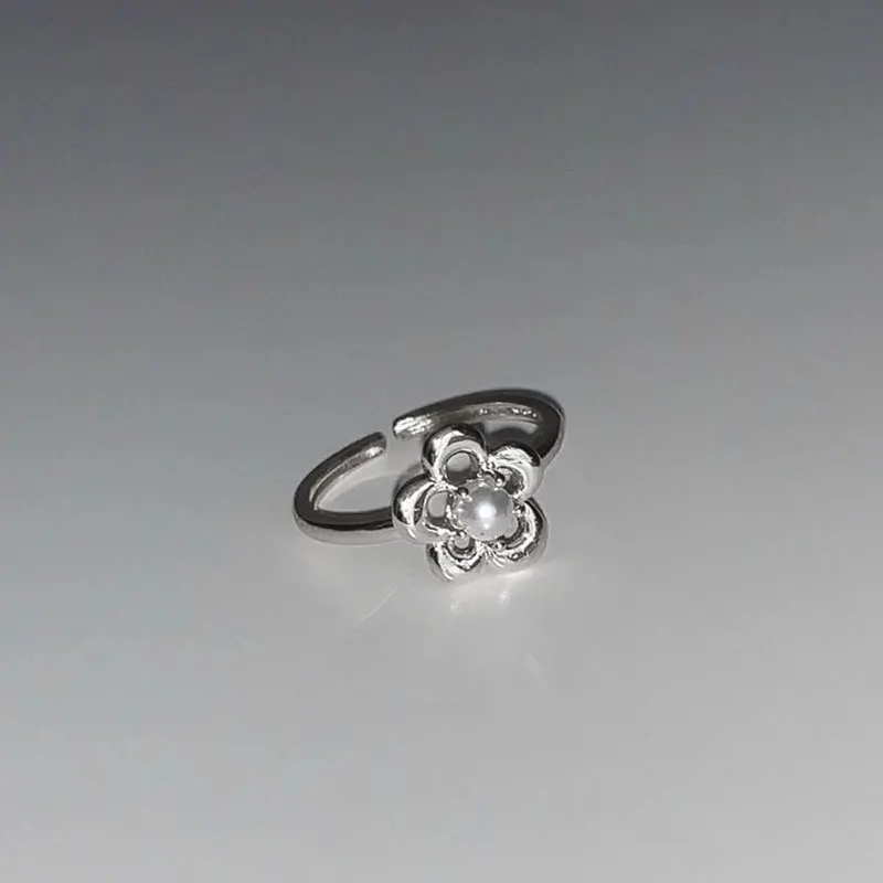 Женское кольцо с искусственным жемчугом серебристое регулируемое цветком