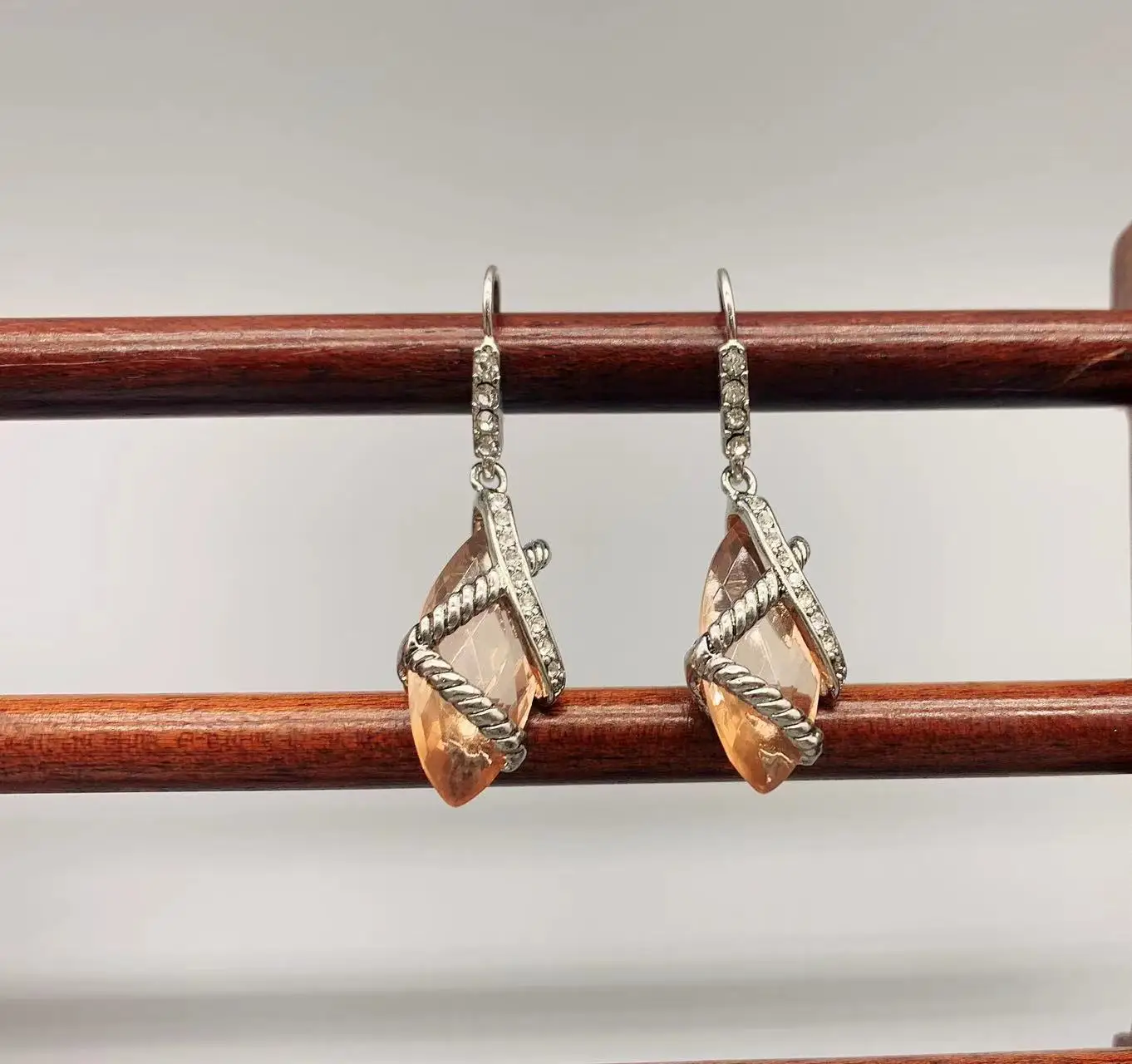 

Серебряные серьги-кабельные украшения Le Han с камнем цвета шампанского и прозрачным кубическим цирконием