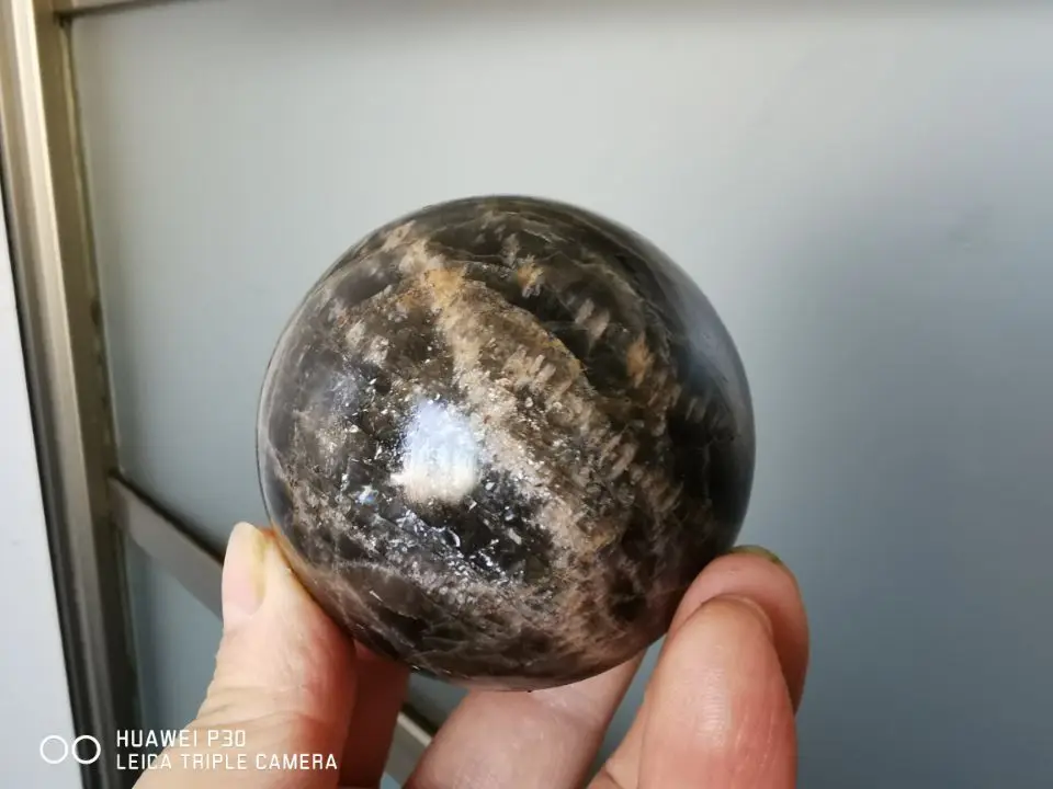 

Черный лунный камень кварцевый шар 64 мм BASILOSAURUS