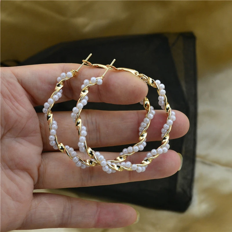 

Женские серьги, большие круглые серьги с золотым покрытием, белые бусины, блестящие, подчеркивает индивидуальность, модный тренд, серьги-кольца ювелирные изделия для женщин