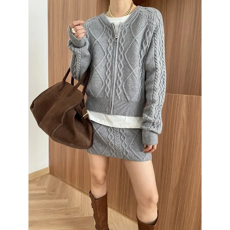 Женский Повседневный мягкий ромбовидный вязаный кардиган костюм с юбкой серый