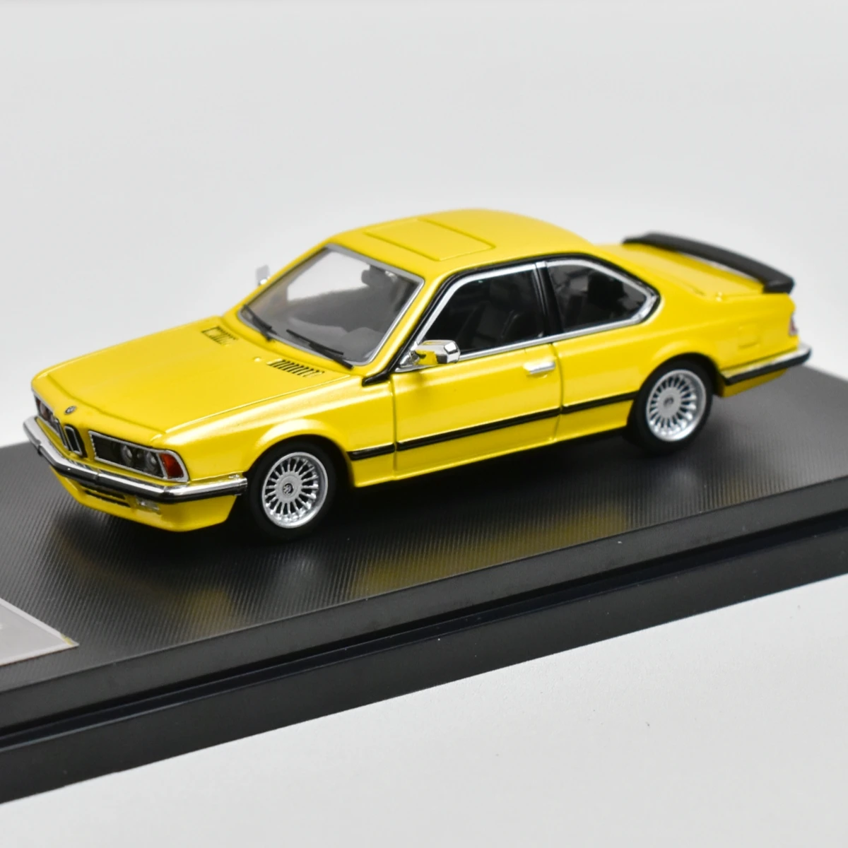 Литая модель автомобиля Street оружия SW 1:64 E24 635 CSI