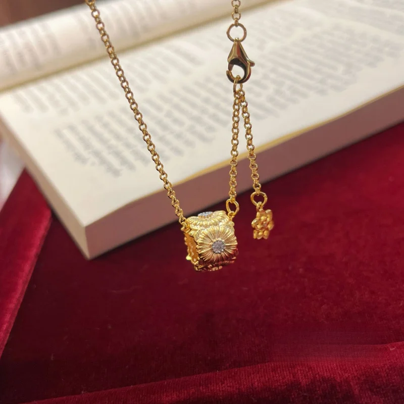 Фото Ожерелье-подвеска Litheline из латуни с позолотой 18K, в форме бочонка с ребристым краем, с прозрачным акцентом в центре, гипоаллергенное ювелирное изделие №3