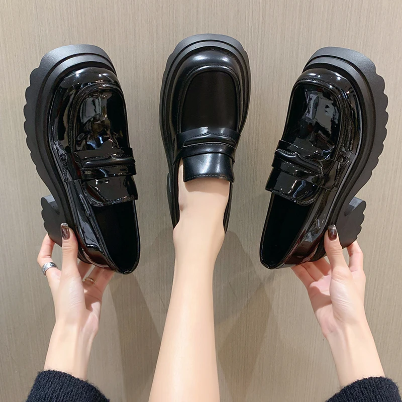 Черные маленькие кожаные туфли на высоком каблуке. Женские весенне-осенние