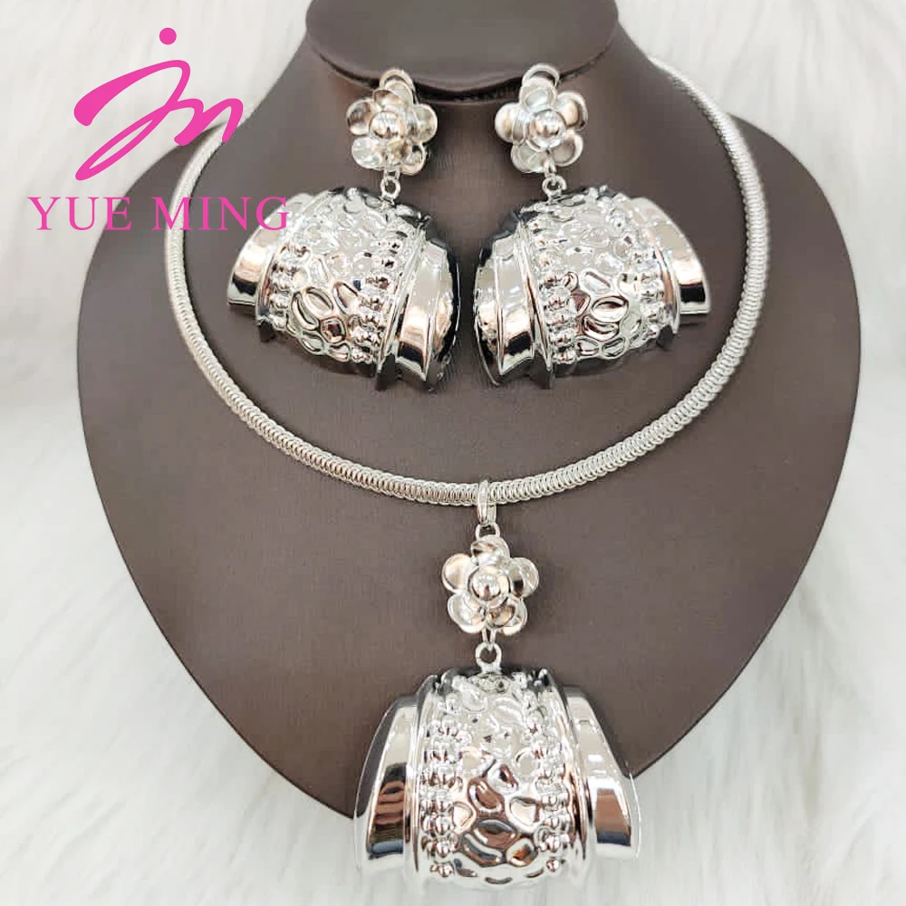 

Комплект из колье и серёг, в африканском стиле