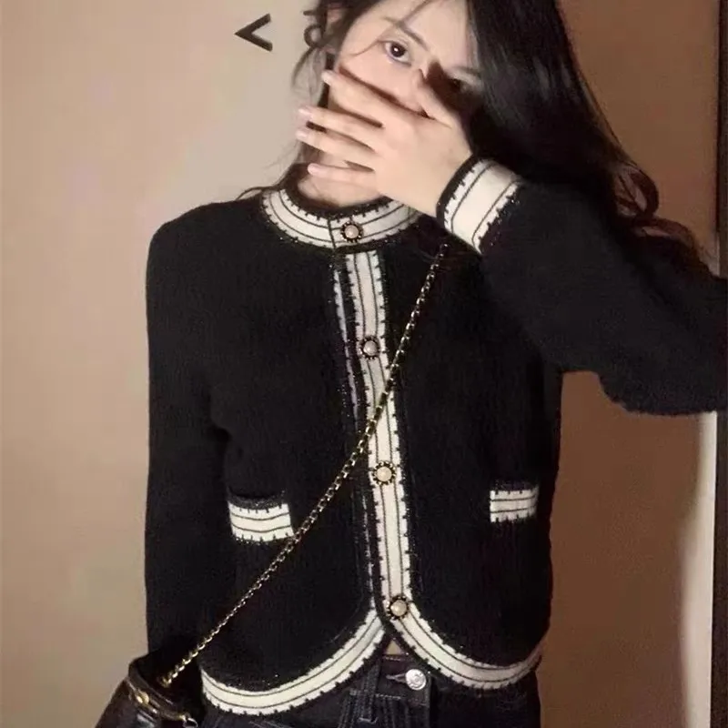 

Knit upper garment female qiu dong new fund designs a feeling small crowd temperament sweater coat restoring ancient ways