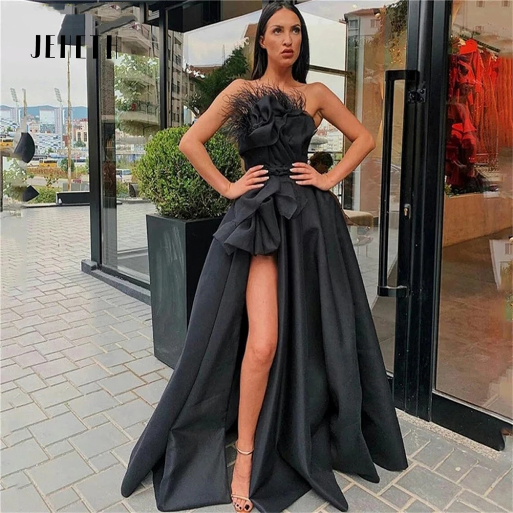 

JEHETH Elegant Black High Split Evening Dress 2023 Strapless Feather Draped Satin Prom Formal Party Gown فستان سهرة Floor Length