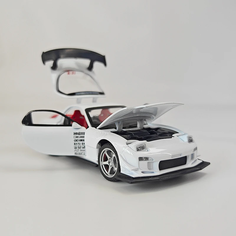 Фото Модель автомобиля Mazda RX-7 FD из сплава, масштаб 1:32, с открывающимися дверями, капотом и багажником, со звуковыми и световыми эффектами, в комплекте с подарками. №4