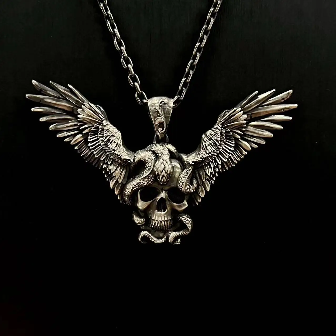 Серебряная подвеска в виде черепа из серебра пробы