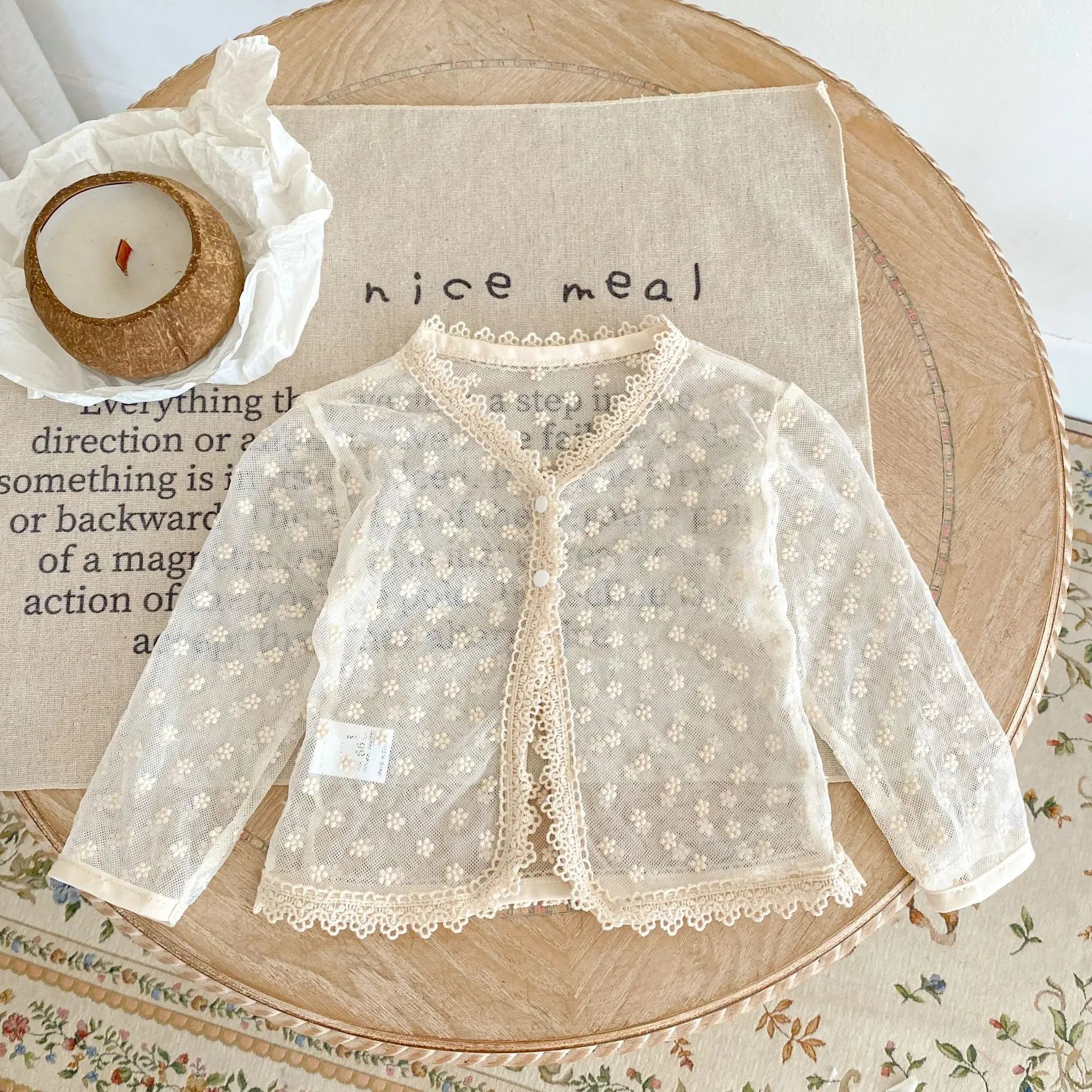 

Корейский стиль, пальто для маленьких девочек, лето 2023, кружевной кардиган с вырезами, топы для малышей, тонкая сетчатая верхняя одежда с дли...