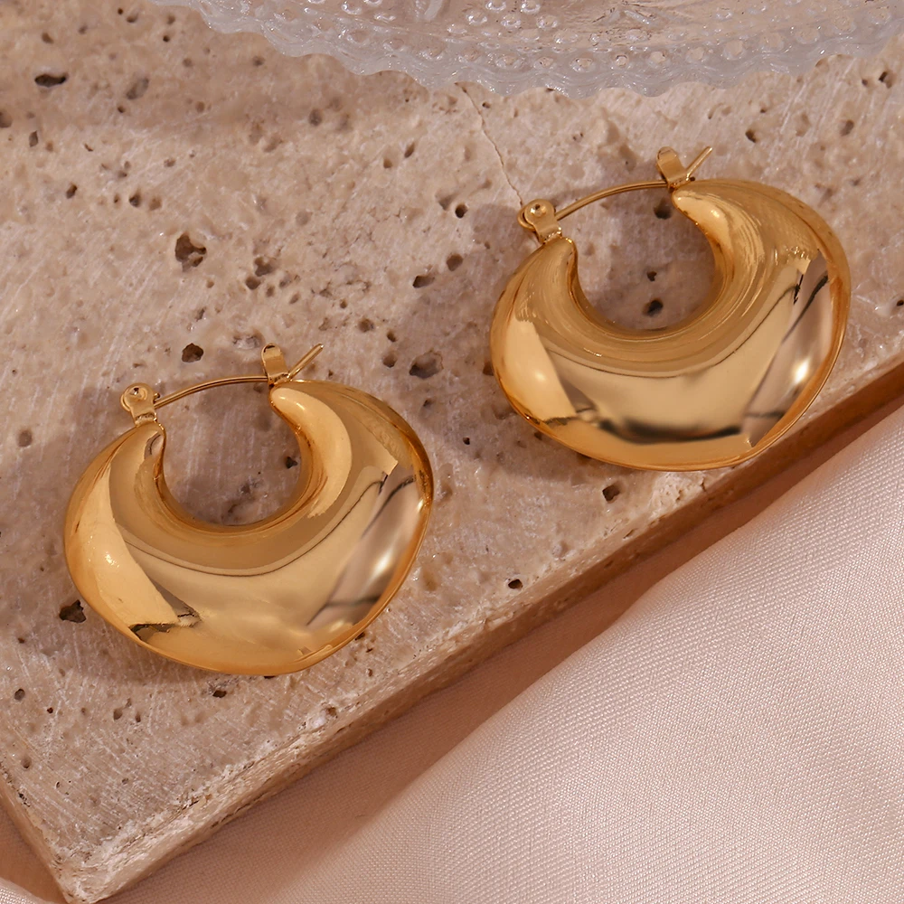 

2023 New Light Hollow Out Heart Shape Surgical Titanium Steel Earrings For Woman Gold Plated Basic Geometric Loop Congo Earring