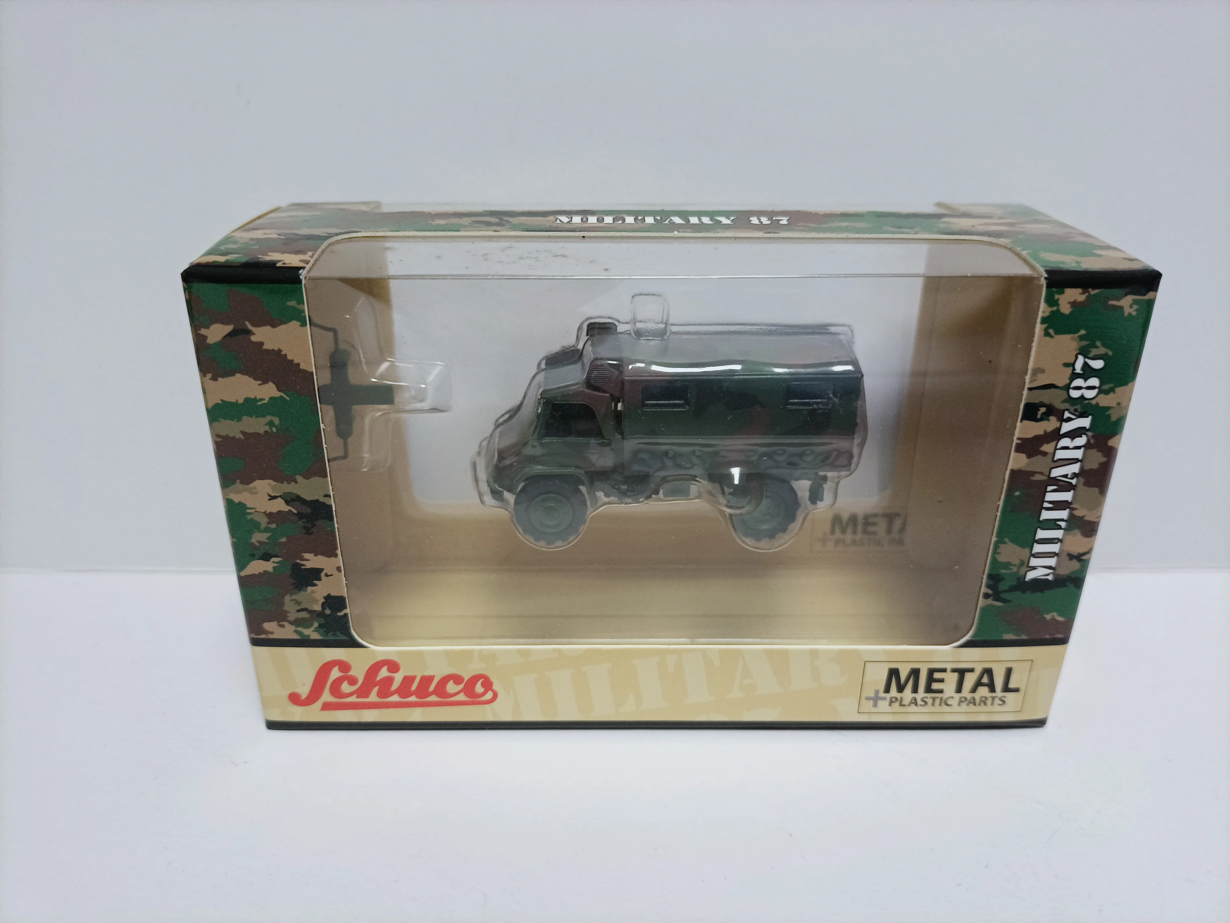 Фото Модель автомобиля Schuco 1:87 Nimoc Benz Armored Troop Carrier Unimog 5404 с жесткой крышей №1
