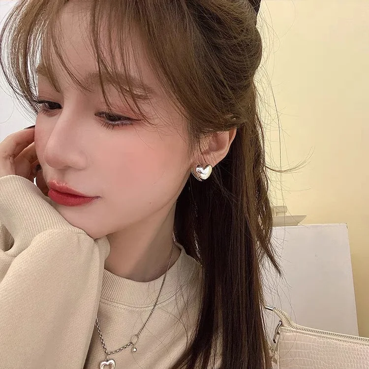 

Новые трендовые винтажные металлические серьги золотого и серебряного цвета в форме сердца для женщин корейские японские модные украшения для ушей подарок для девочек