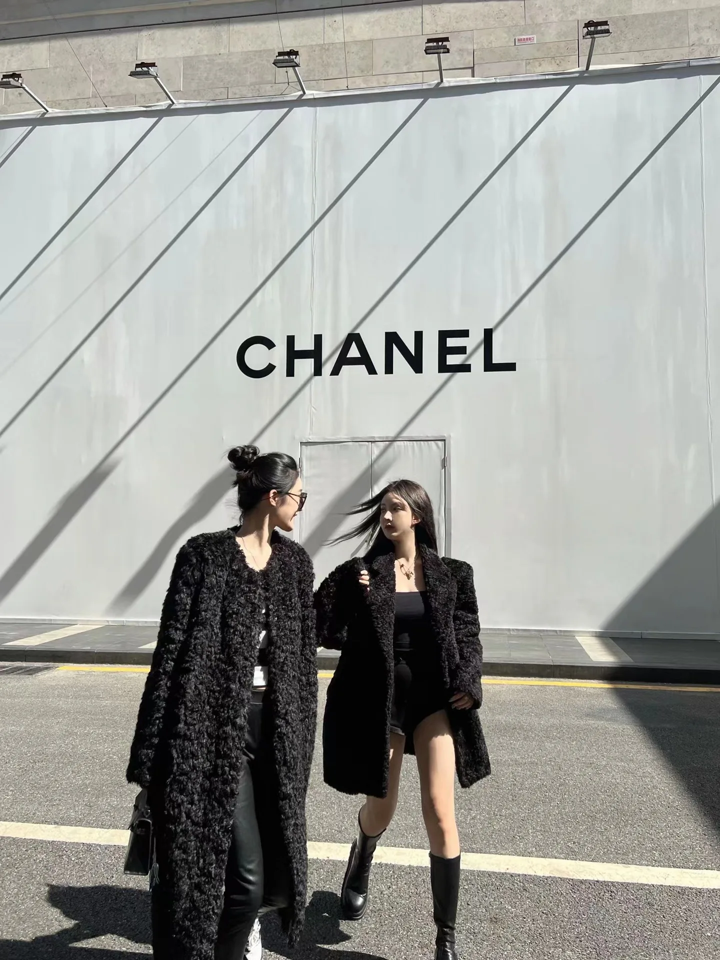 Winter Women Lamb Fur Coat Stylish Warm Long Faux Fur Jacket Black Round neck loose casual overcoat Lapel wool suit jacket women