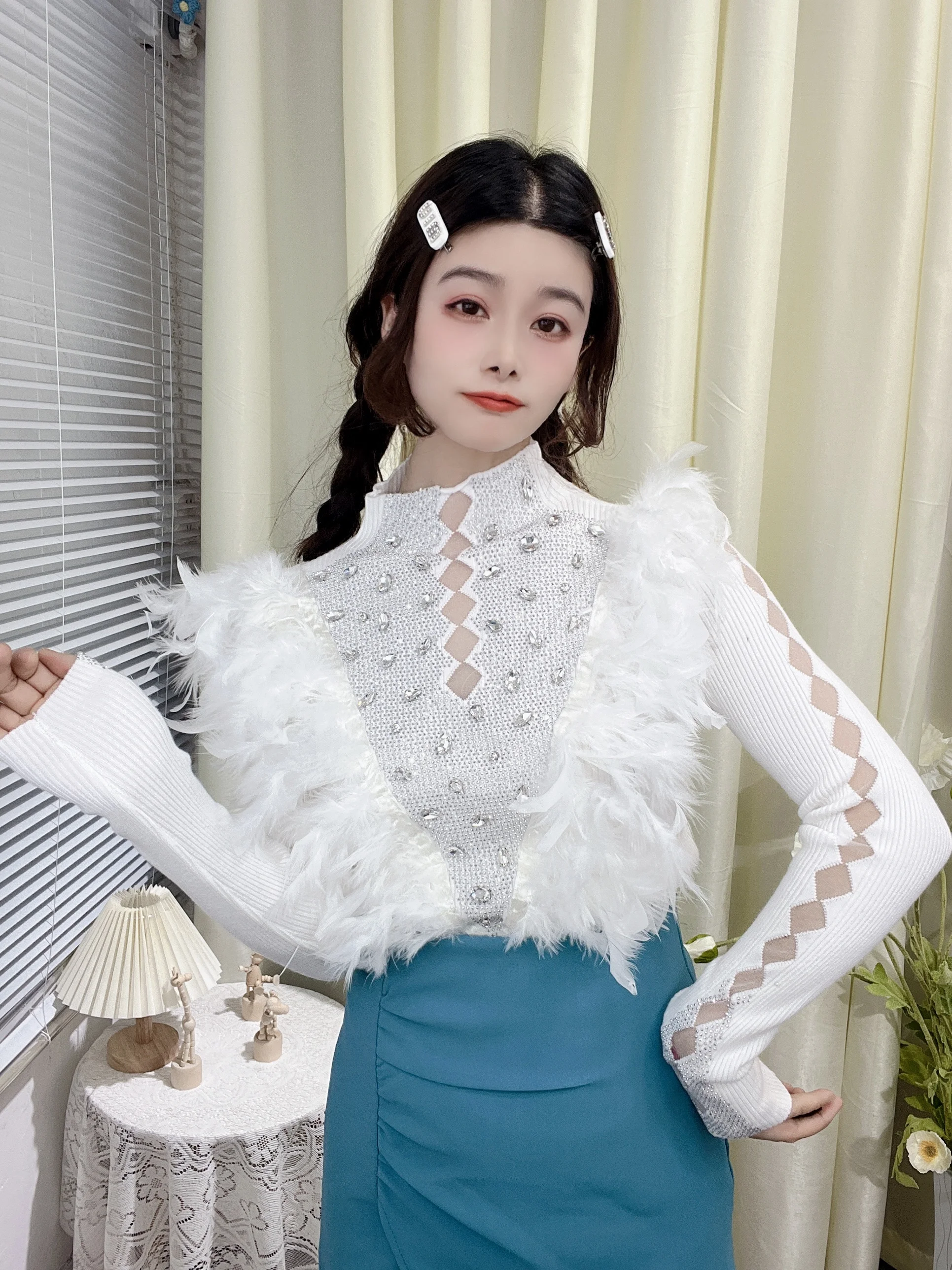 Женская трикотажная рубашка-свитер с воротником-стойкой и стразами