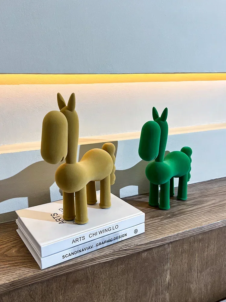 Флокированная статуя лошади