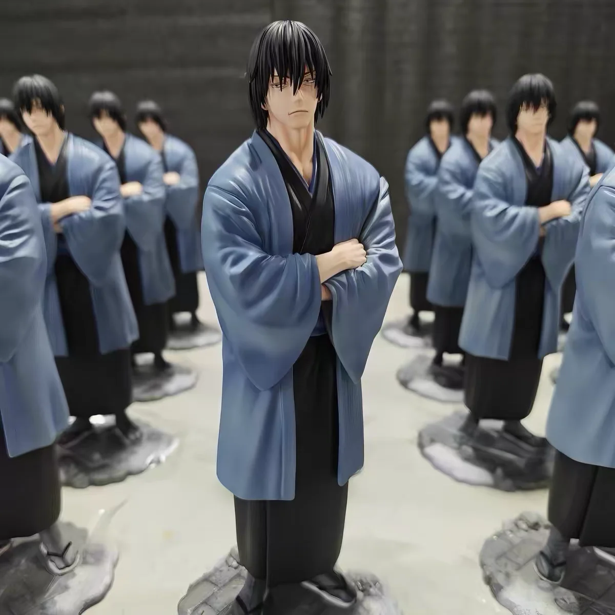 Фото Фигурка Фушигуро Тоджи из Jujutsu Kaisen — для любителей аниме, модель персонажа, борющегося с карманами, втянутыми в себя, фигурками, внутри которых можно хранить вещи, 25 см, подвижная модель из ПВХ. №4