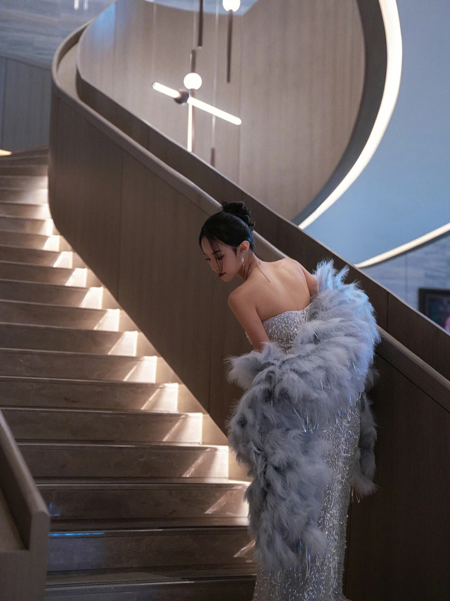 Рисунок 5 - Сексуальный серый бюстгальтер с