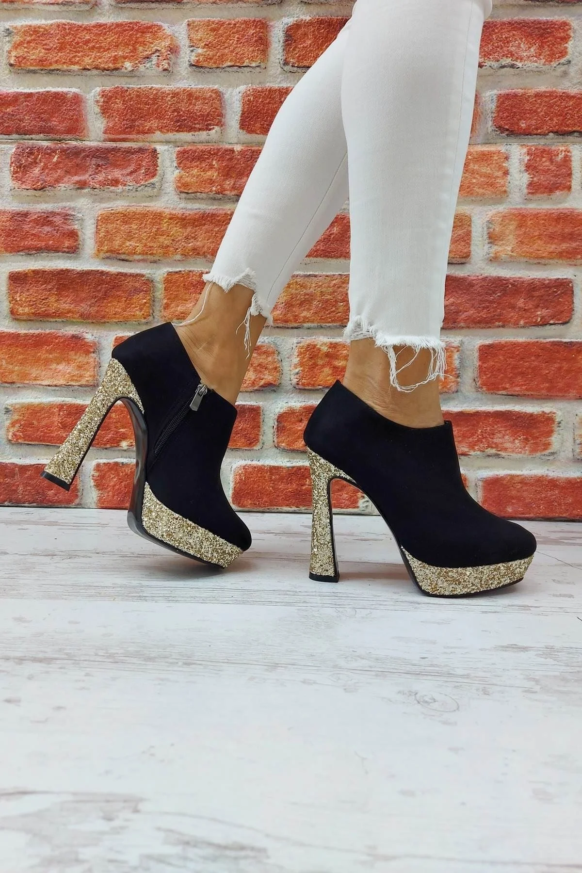 

Cattle Black-Gold Heels Boots