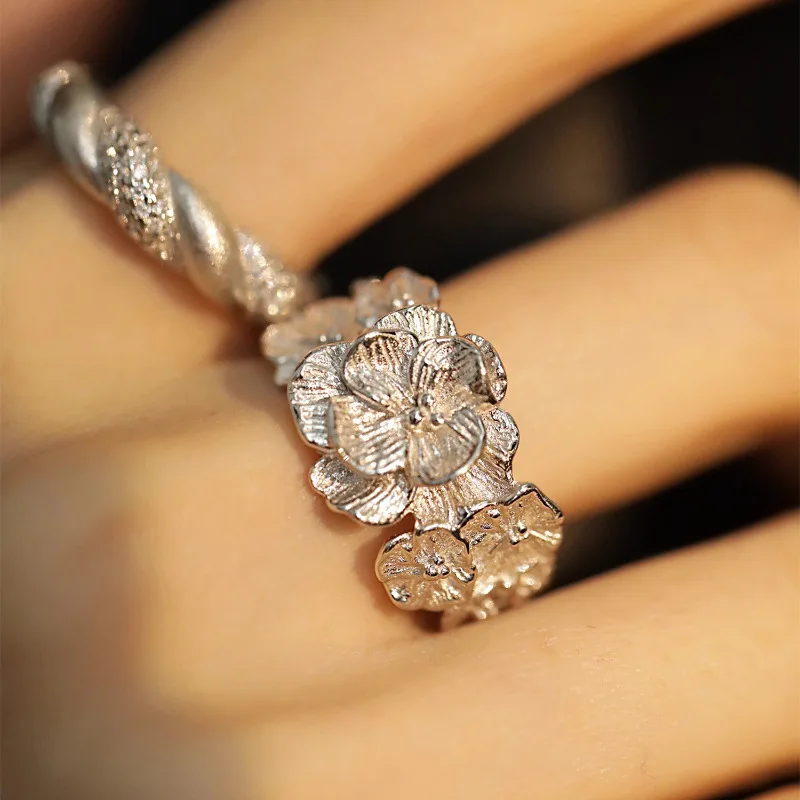 Женское кольцо в виде цветка стиле ретро