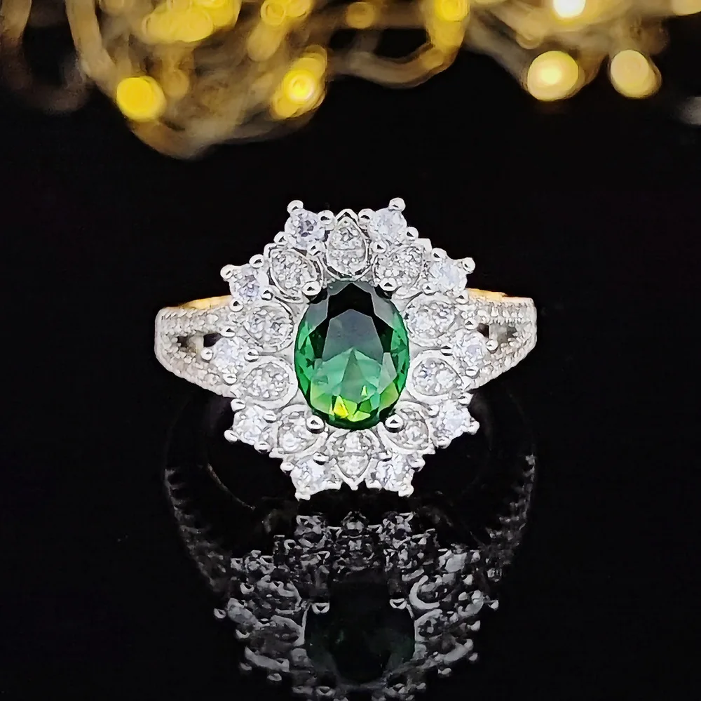 

2023 European and American New Flower Shaped Advanced Emerald Ring Female