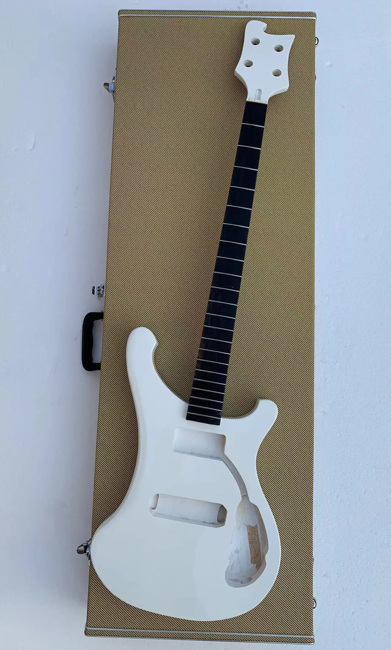 

Сделай Сам Ricken Пользовательские 4 струны электрическая бас гитара Часть гитара 2 слоя шеи через Алдер дерево тело фотосессия скидка Бесплатная доставка