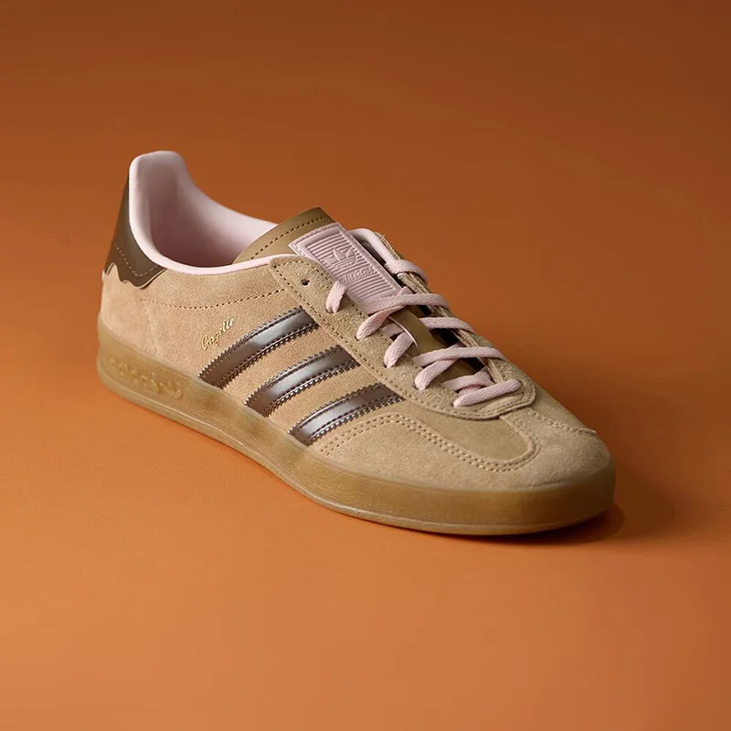 Фото Кроссовки Adidas Originals JR8028 бежево-коричневые замшевые с тремя полосками, низкие, с резиновой подошвой, винтажные, повседневные, для прогулок №2