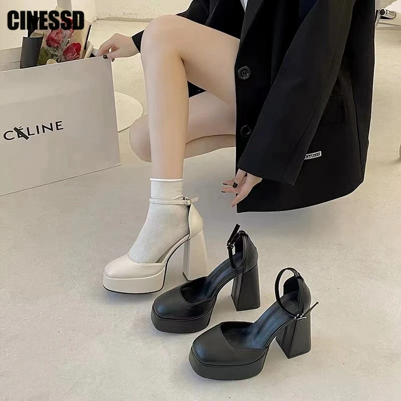 

Туфли женские на платформе с квадратным носком и ремешком на щиколотке