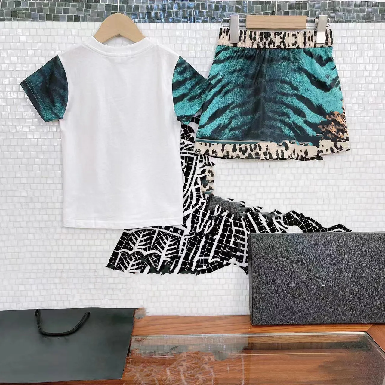 

2022 summer new girls' suit round neck animal pattern short sleeve + skirt fashion high-quality brand children's wear