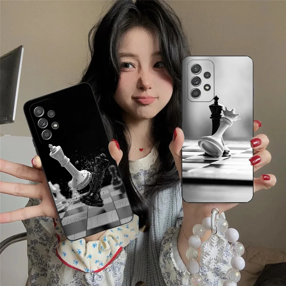 Чехол для телефона в клетку Шахматная доска Samsung S24 23 22 30 21 10 9 Ultra Plus Lite FE 5G черный