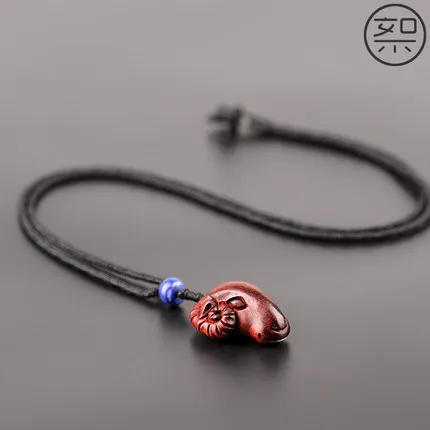 

Нежный кулон в виде головы Овцы из розового дерева с маленькими листьями