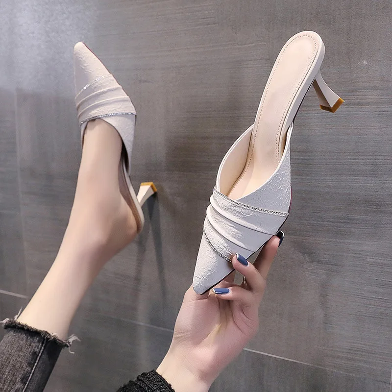 

Низкие женские туфли тапочки на каблуке сланцы с острым носком Модные «желейные» шлепанцы 2022 летние тонкие роскошные блестящие туфли-лодоч...