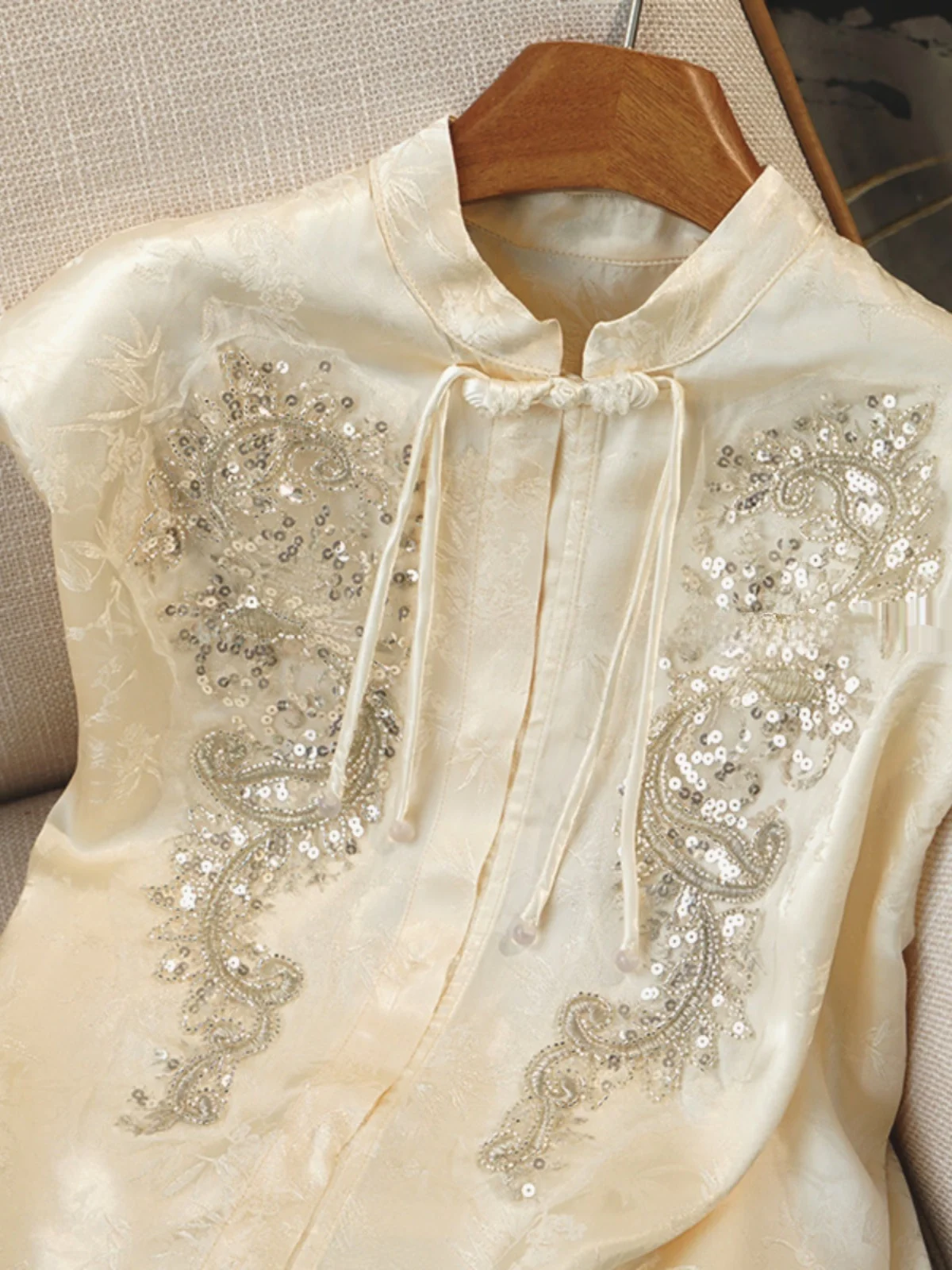 Китайские атласные шифоновые рубашки для женщин осень 2024 новый шикарный жилет из