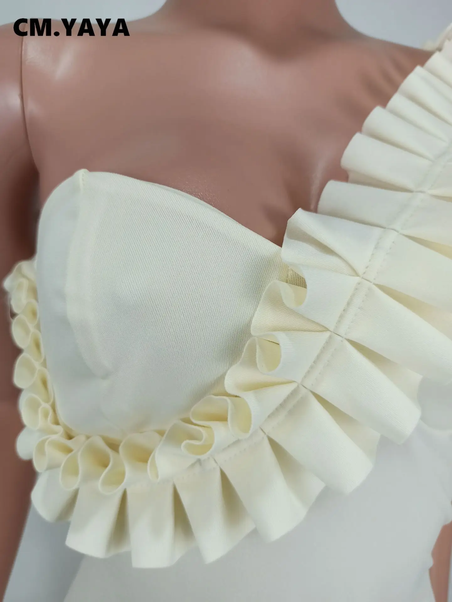 Женский комбинезон с оборками CM.YAYA белый облегающий эластичный одним открытым