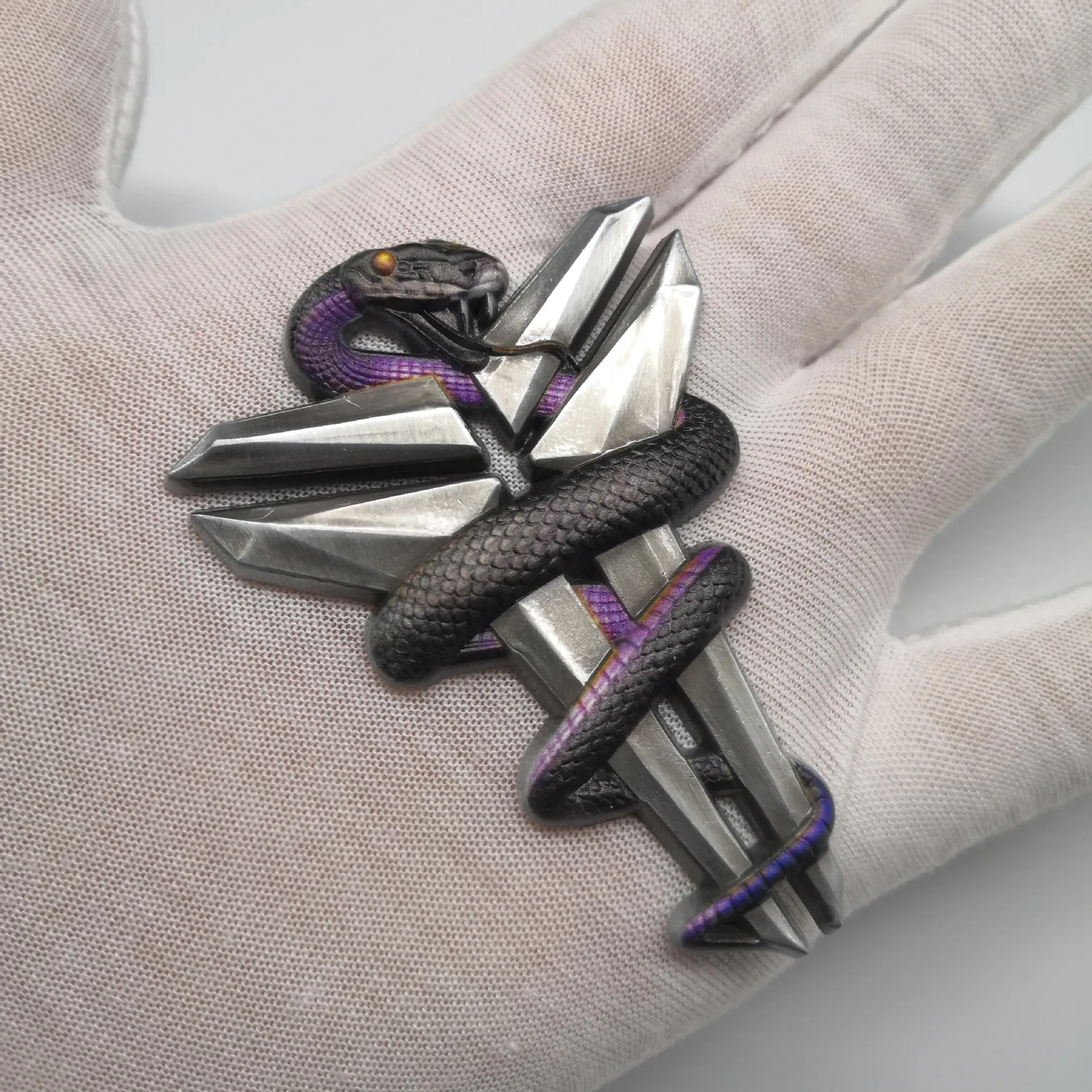 

Black Mamba Brooch Punk Snake Swords Lapel Pins Individuality Enamel Alloy Clothes Bag Trinket Badge Accessories