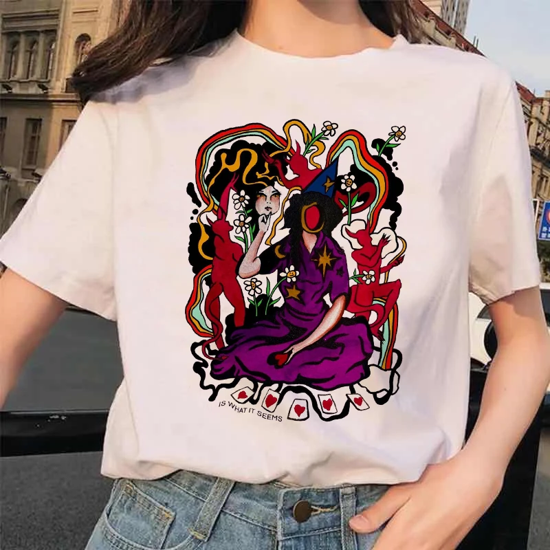 

Женская футболка с коротким рукавом и принтом ведьмы