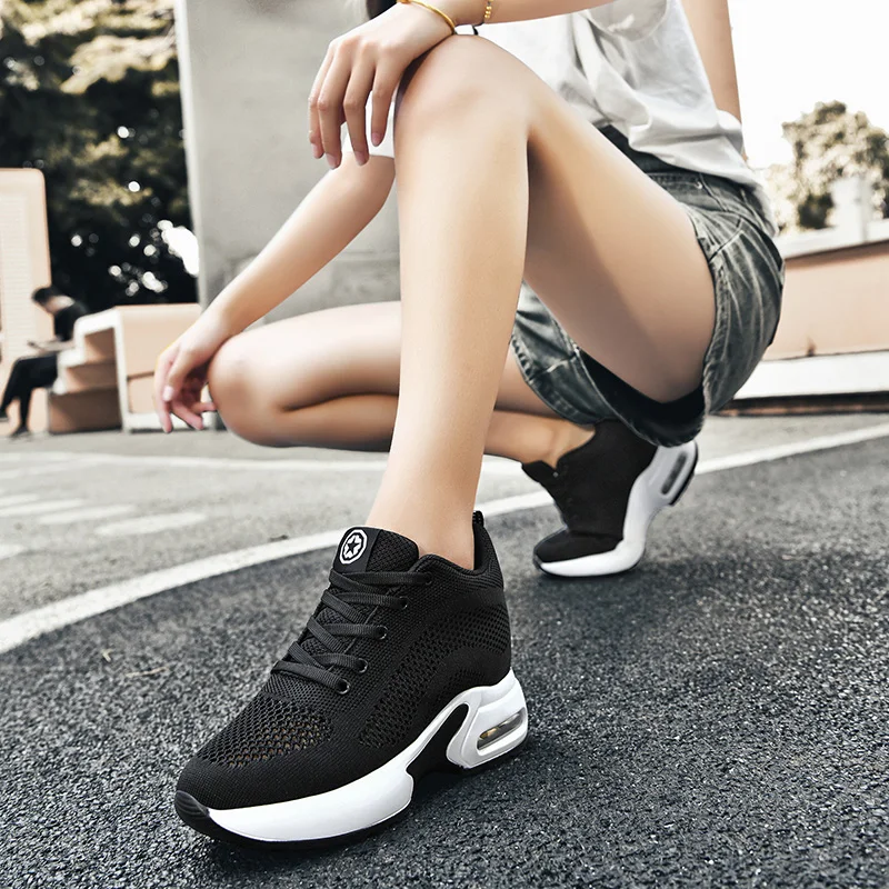 Женские туфли на толстой подошве черные сетчатые с прорезями внутри