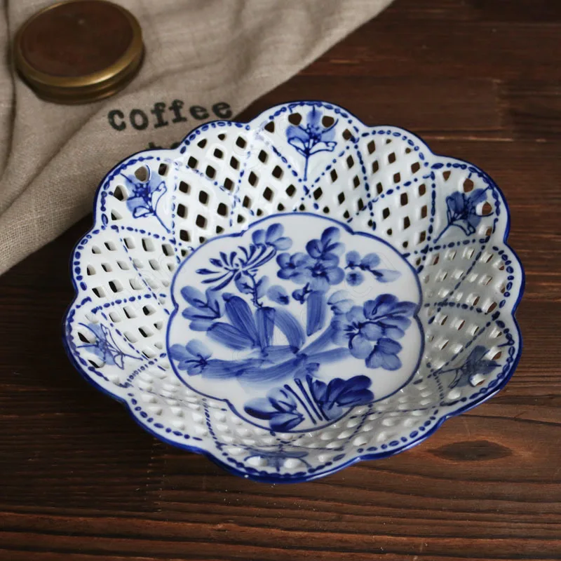 

Фарфоровая тарелка для закусок, ажурная синяя белая фарфоровая декоративная тарелка в китайском ретро стиле, с цветочным рисунком, для фрук...