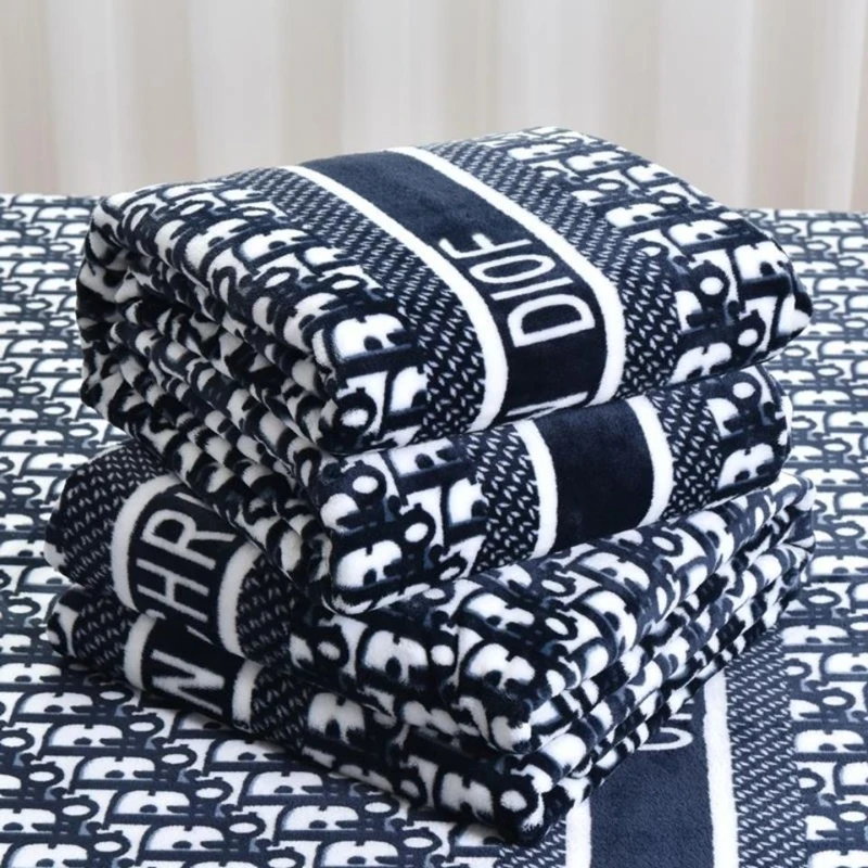 

Thickened Flannel Blankets Can Be Ssed in the Office For A Nap or at Home for Warmth or as a Gift Very Good Quality