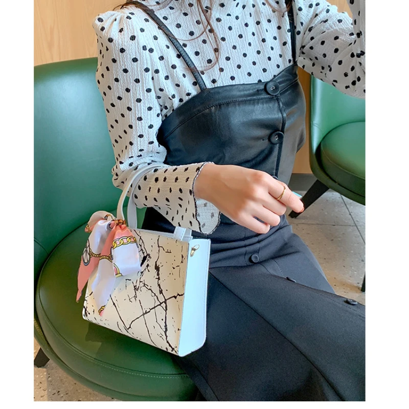 

Women Shoulder Bags 2022 Summer New Korean Version of The Messenger Bag Handbag Chain Wild Crack Printing Wild Shoulder Bag