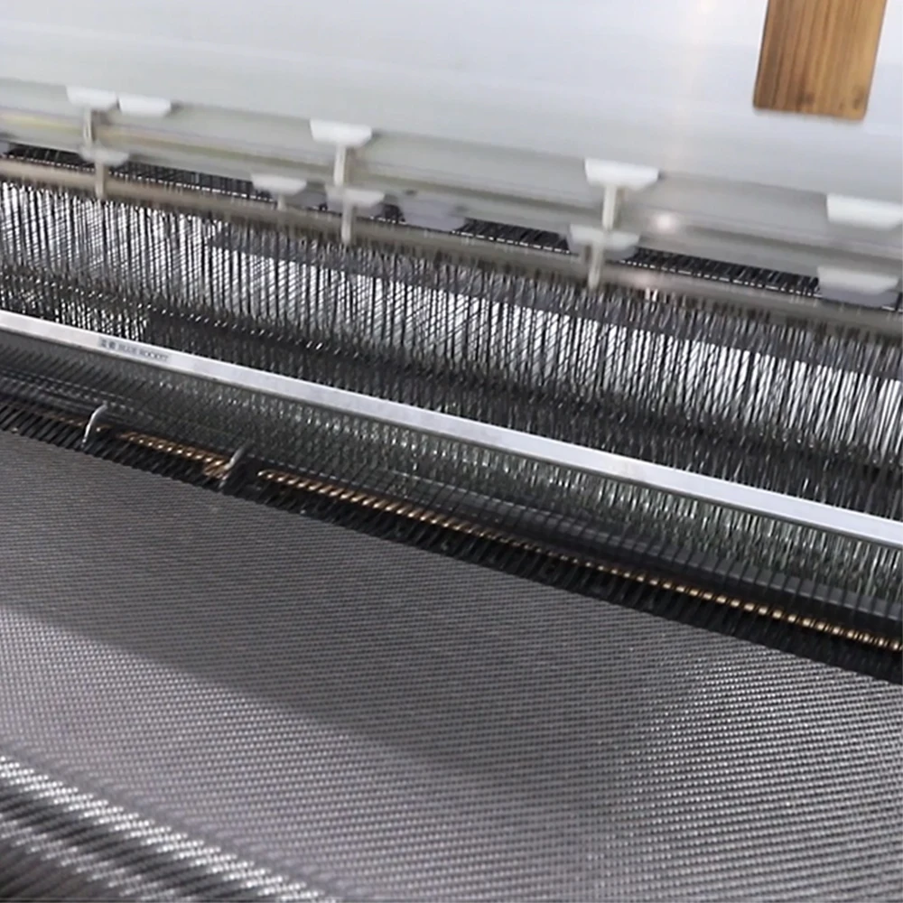 Фото Рулон ткани из углеродного волокна 3K 200GSM 2x2 Twill, высокоплотная ткань для промышленного усиления и производства композитных изделий. №3
