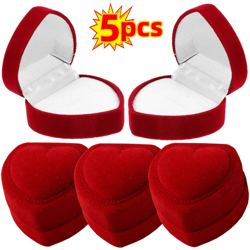 Красное кольцо в форме сердца