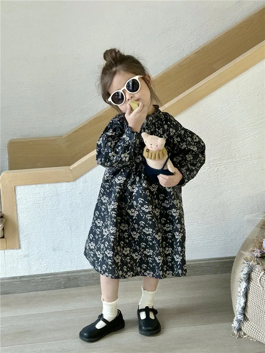 

Детское платье с длинным рукавом, воротником-стойкой и цветочным принтом