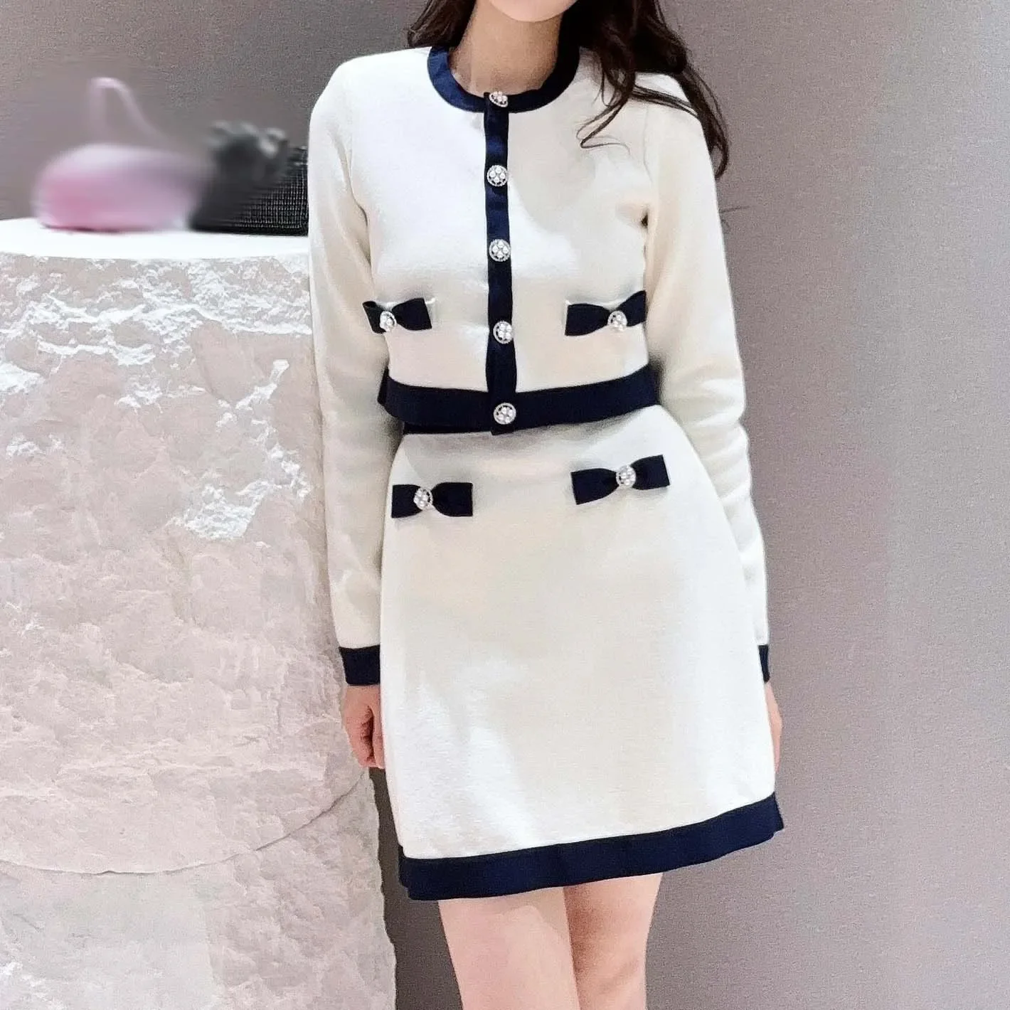 Женский облегающий костюм из двух предметов с длинными рукавами и V-образным