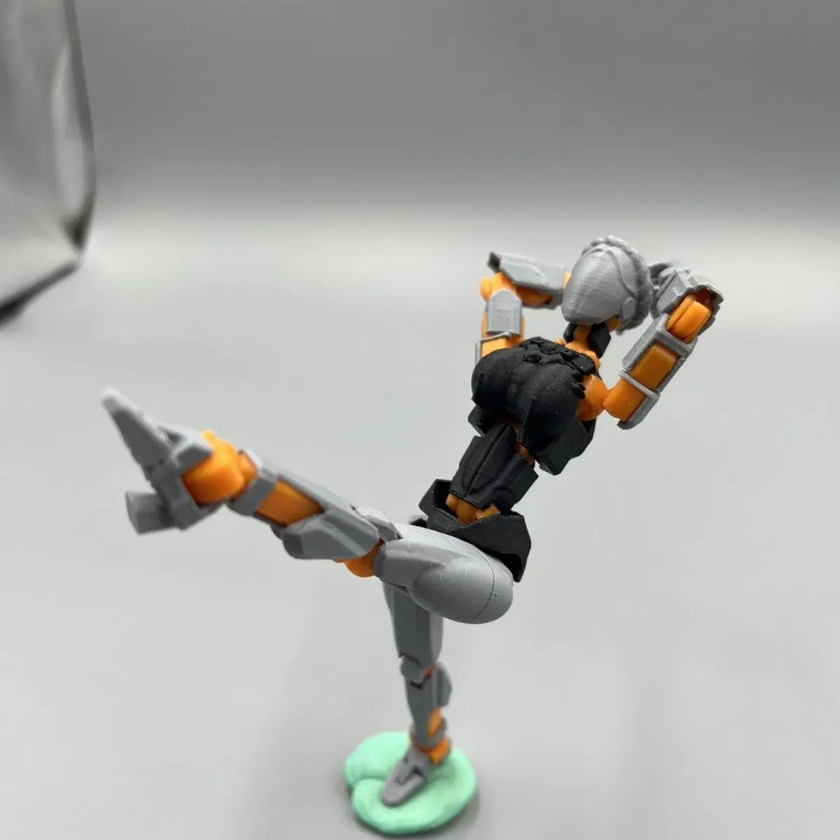 

Миниатюрные 3D фигурки женщин